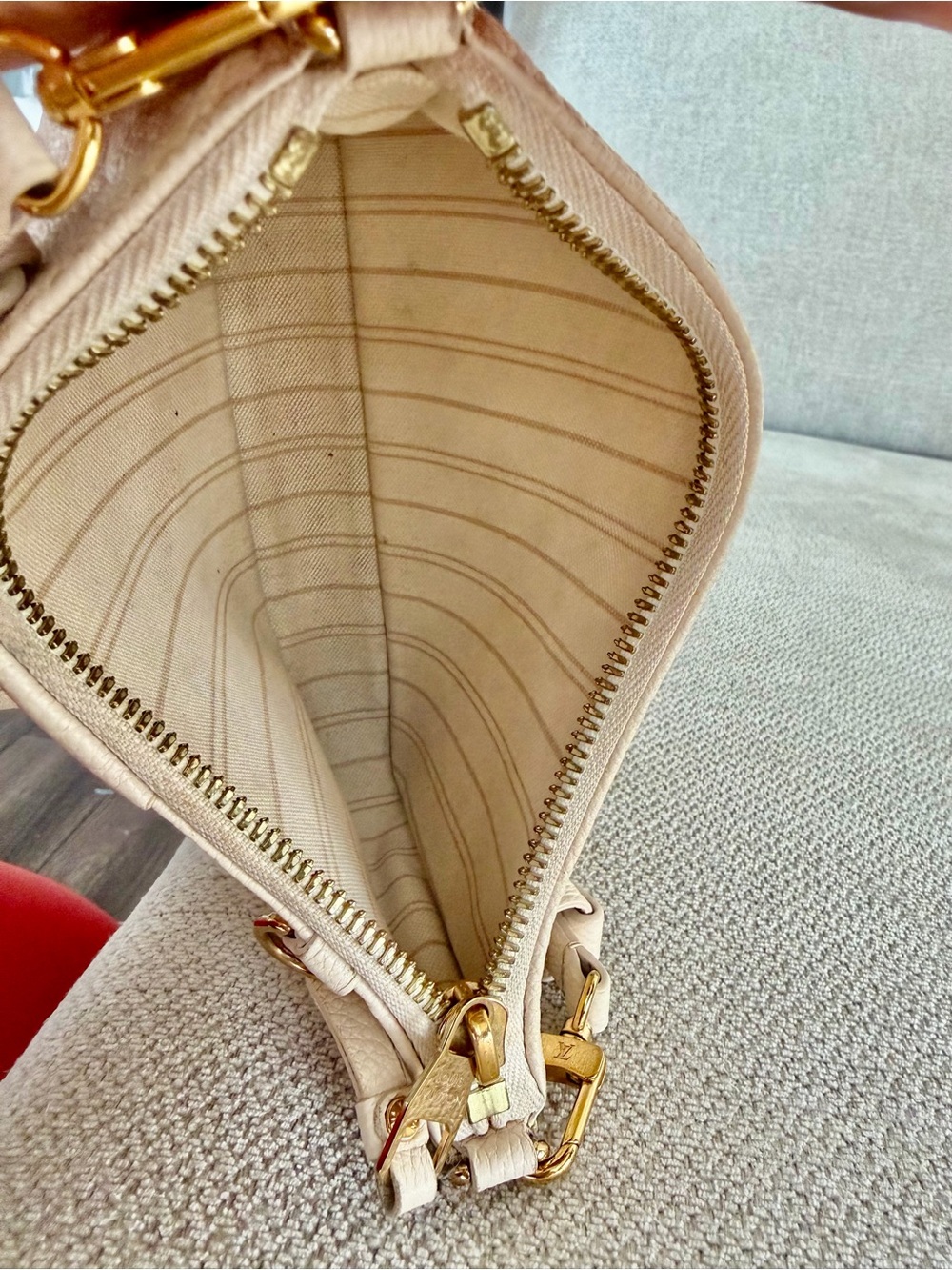 Louis Vuitton Easy Pouch On Strap - Cream - Picture 10 of 11